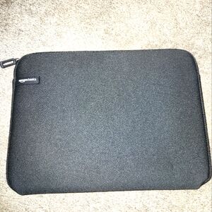 NWOT Amazon essentials laptop sleeve, protective case with zipper